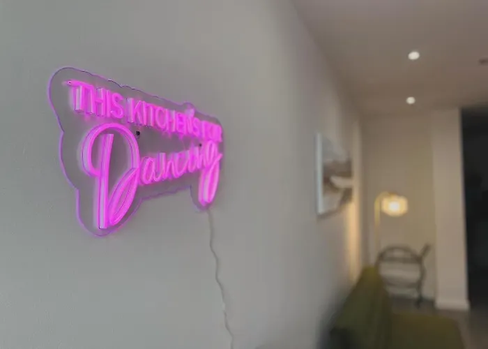 Stylish Groovy Central King Suite! - Fast Wifi, Free Gym Access, Work Desk