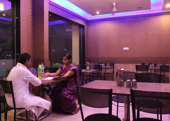 Hotel Laxmibai Palace- Only 300 Meter From Sai Baba Temple!!!!