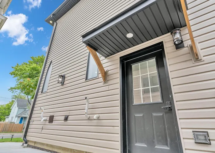 Stylish 2-Bedroom Apartment In Downtown Windsor