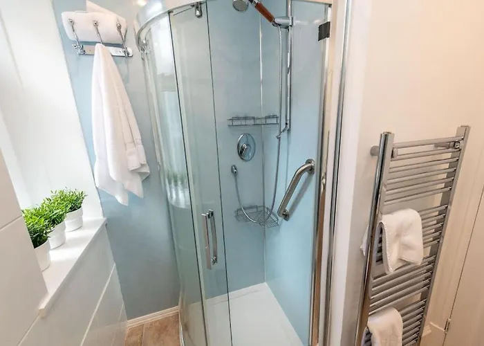 Lovely Main Door 1 Bedroom Holiday Flat With Patio