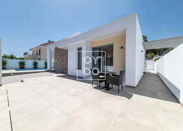 Villa Coral, Chic Coastal Design, Saltwater Pool - By Oyoostays