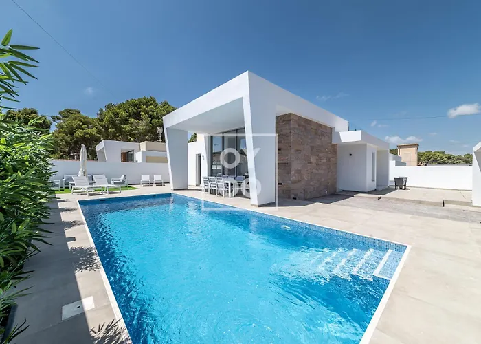 Villa Coral, Chic Coastal Design, Saltwater Pool - By Oyoostays