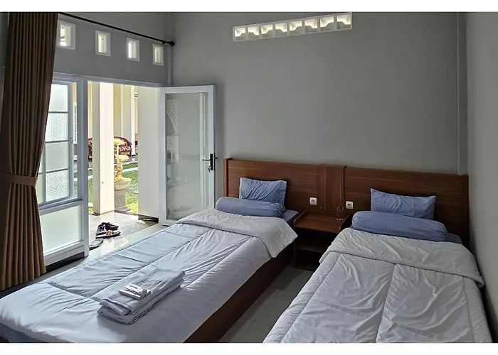 Guest House Saqeena Syariah Near Blitar Park Redpartner