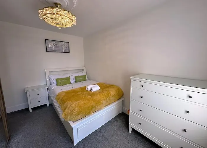 Luxurious House In Luton With Free Parking