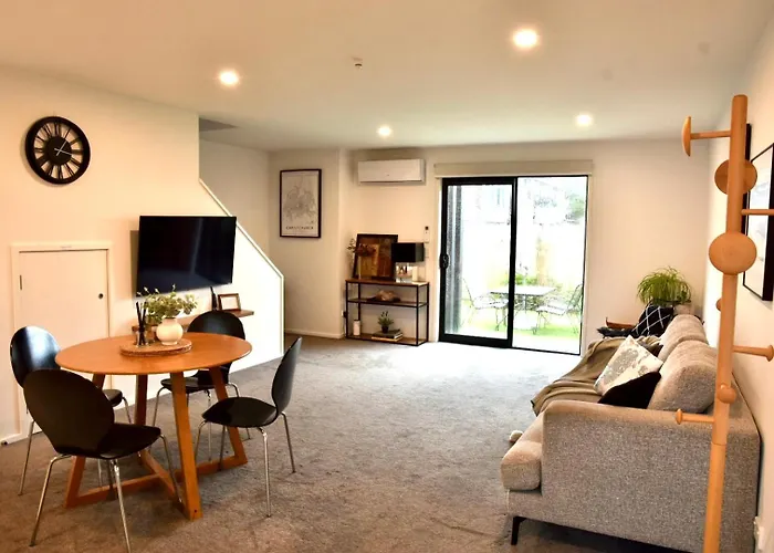 Cosy Townhouse Close To Wolfbook Arena One Km Away From Railway Station With Rare Onsite Ev Car Park