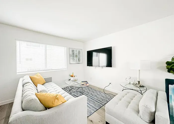 Charming 2-Br, 2-Story Retreat In Heart Of La - Br4
