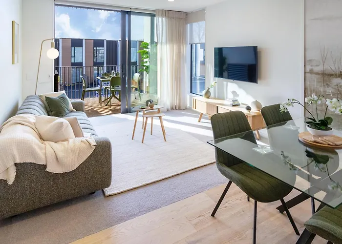 Warm Central City Apartment With 2 Free Carparks