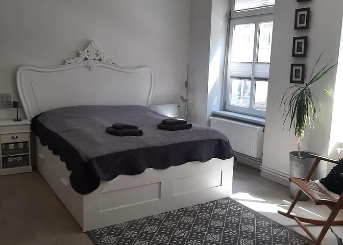 Charmantes, Helles City-Apartment - Nahe Hafen, Schloss & Altstadt