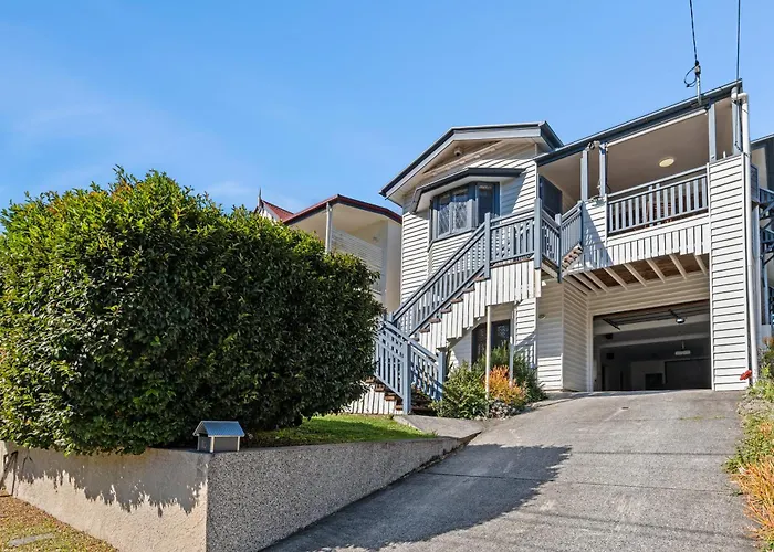 Artistic Queenslander With Park Views - 5 Bedroom - Sleep 10