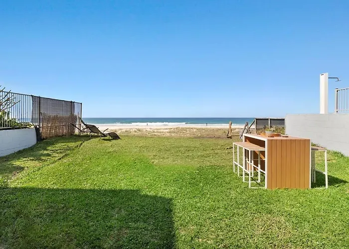 Absolute Beachfront Sleeps 10 Secure Carparks