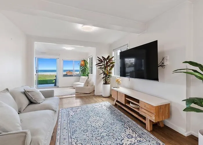 Absolute Beachfront Sleeps 10 Secure Carparks
