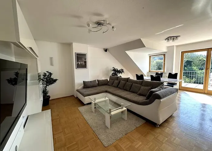 Grosszuegige 2-Zimmer-Wohnung Mit Balkon, Ruhige Lage