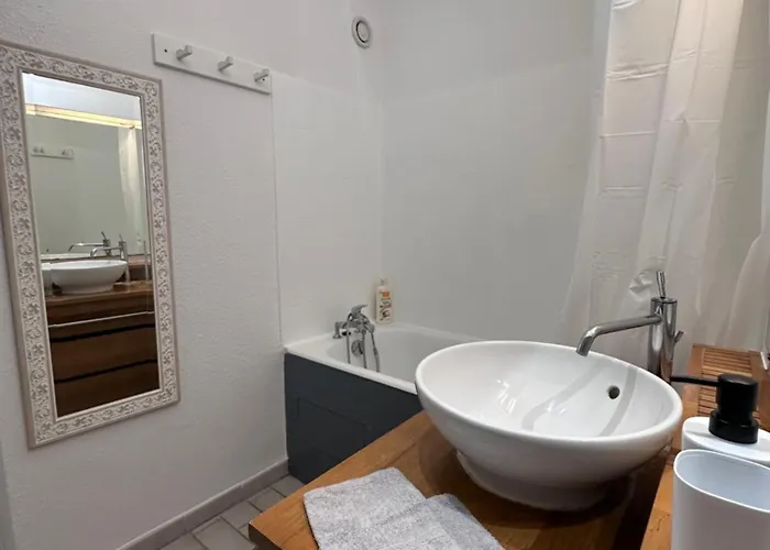 Studio Sur Le Port De Hyeres - A 2Min Des Plages, Clim & Balcon