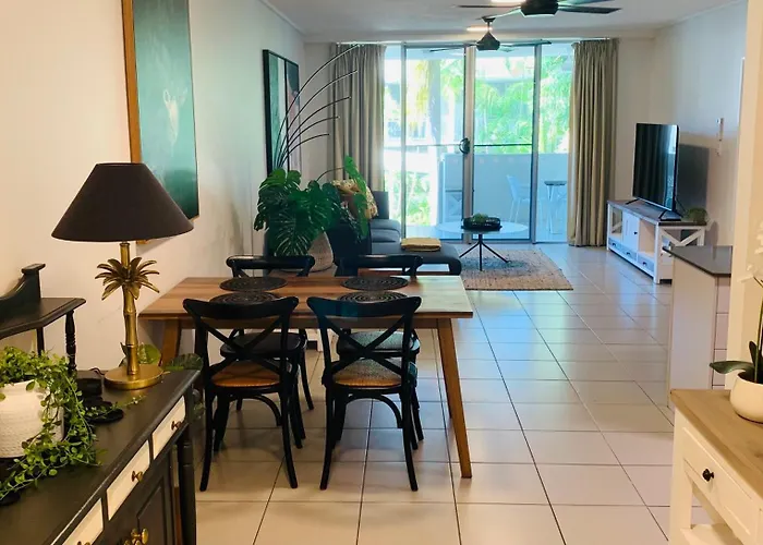 Quiet And Tropical 3 Bedroom Holiday Unit Within Walking Distance To The Strand And Stadium --Non Smoking Property--
