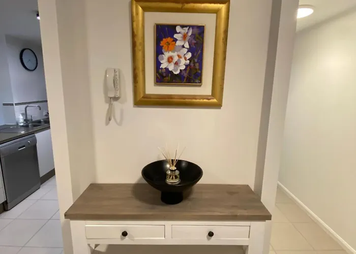 Quiet And Tropical 3 Bedroom Holiday Unit Within Walking Distance To The Strand And Stadium --Non Smoking Property--