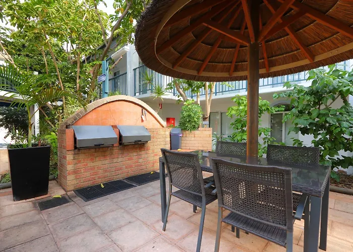 Light & Bright Apartment, 5 Minute Walk To The Beach