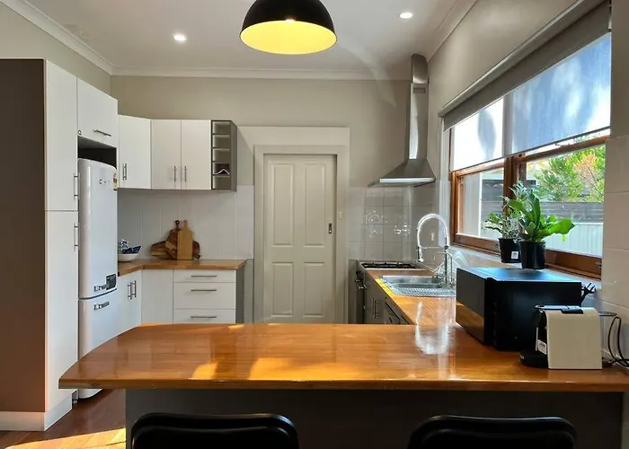 Tranquil Hideaway Near The City- With Patio Lounge