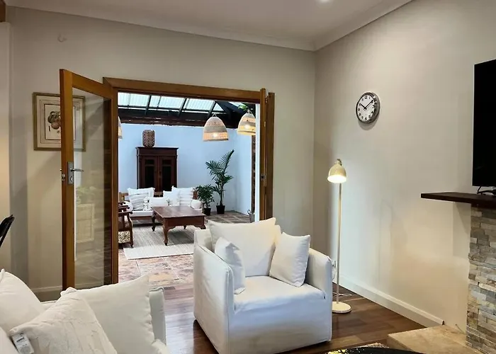 Tranquil Hideaway Near The City- With Patio Lounge