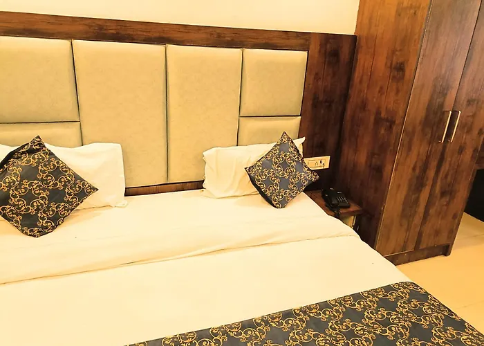 Hotel Le Grand Near Igi Airport