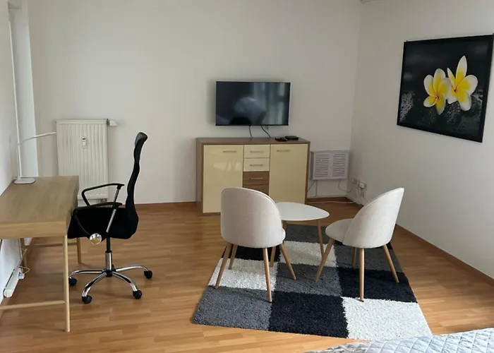 Schoenes Apartment Chemnitz Gablenz - Mit Homeoffice, Fahrstuhl, Barrierefrei, Oepnv, Supermarkt, Restaurant Direkt Vor Der Tuer, Internet Und Tv Inkl - Fuer Monteure, Urlauber Und Geschaeftsreisende