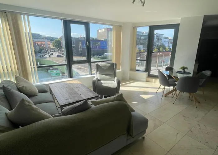 Fabulous And Sunny 2 Bed Apartment, In City Centre