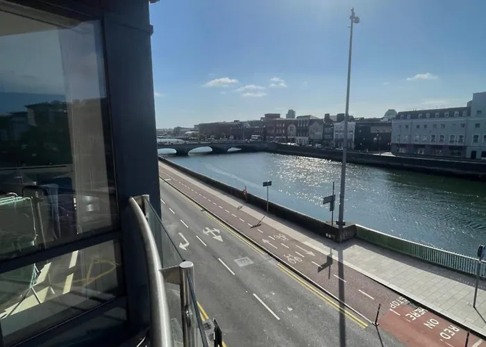 Fabulous And Sunny 2 Bed Apartment, In City Centre
