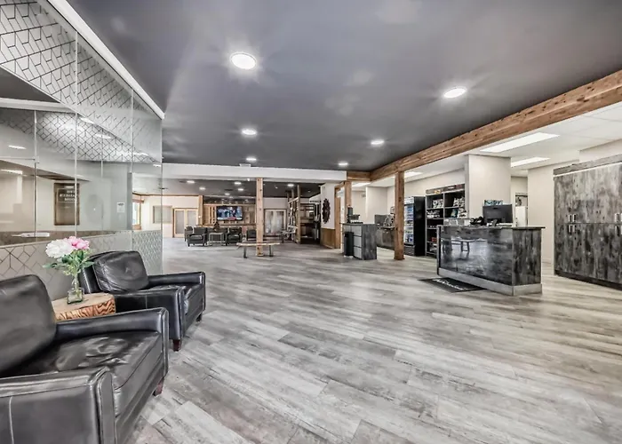 Invermere Inn & Suites