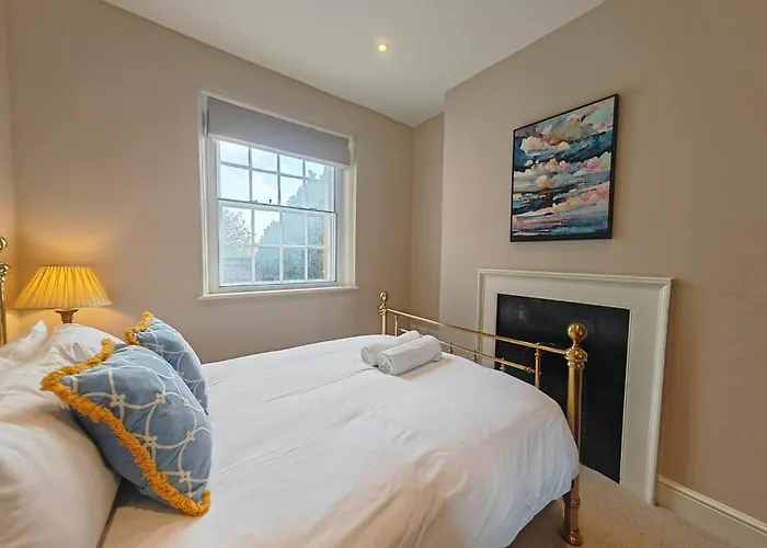 Historic Winchester Apartment