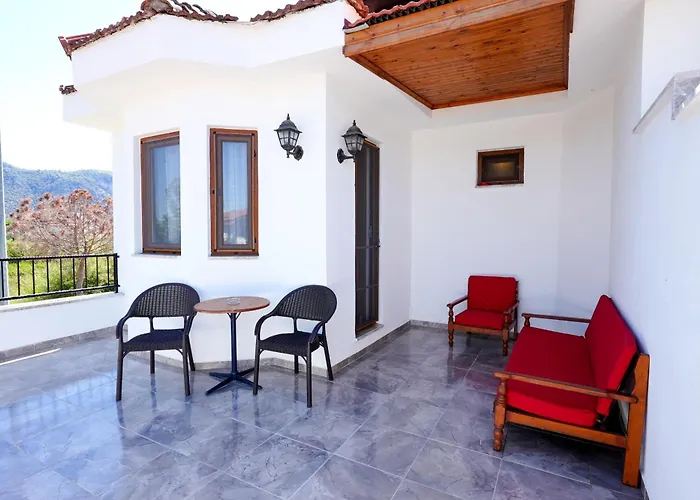 Villa Misli - Red/ Green