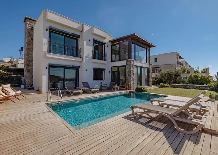 Elegant Villa Private Pool & Stunning Views