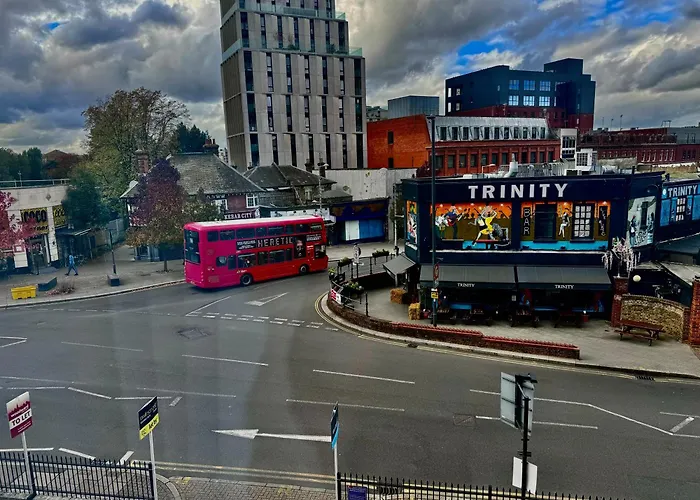Luxury 2 Bed Entire Apartment-Near Tube & Shopping Centre