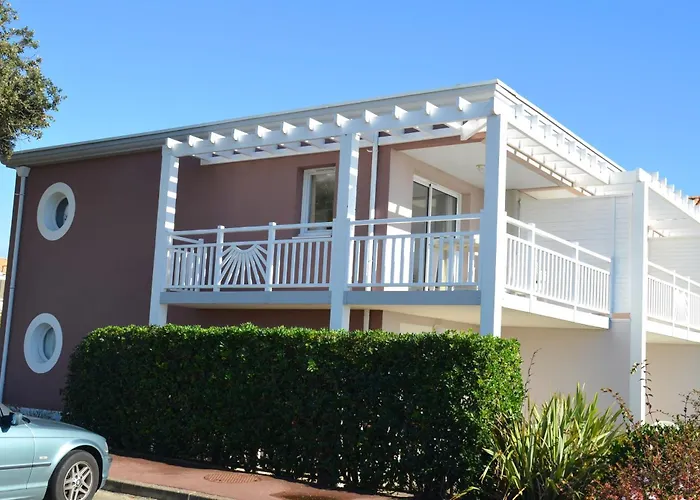 Appartements Front De Mer 2 Piscine Chauffees La Pironniere Residence De L'Estrand