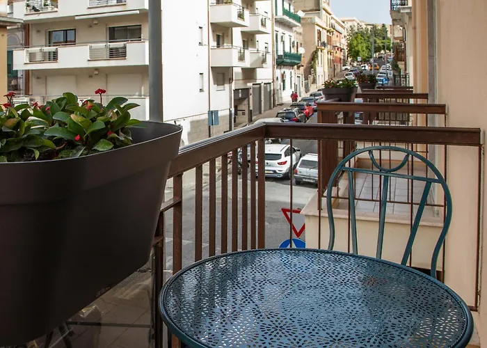 Centro Storico, Piazza Carmine: La Casa Di Angela