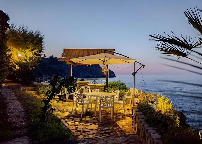 Alle Due Torri, Villa Sulla Roccia A Picco Sul Mare