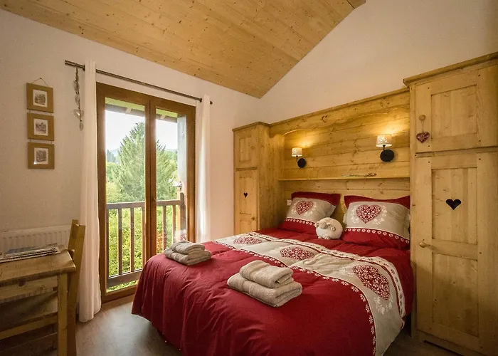Samoens, New Apartment, 3 Bedrooms, 6 Persons, Close To Village Centre And Skibus