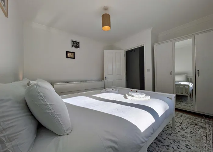 Spacious 2-Bed Flat With Free Parking, Bromley