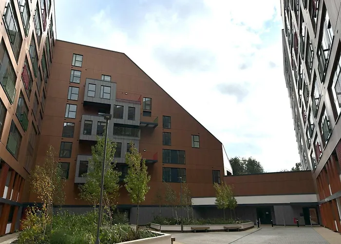 Modern 2 Bed With Parking - Grand Exchange, Brackn