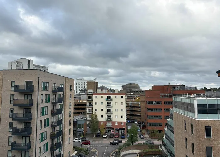 Modern 2 Bed With Parking - Grand Exchange, Brackn