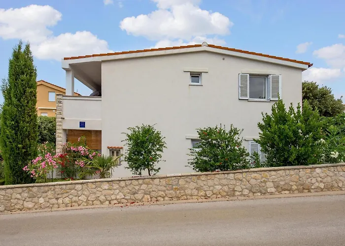 1 Bedroom Amazing Apartment In Mandre