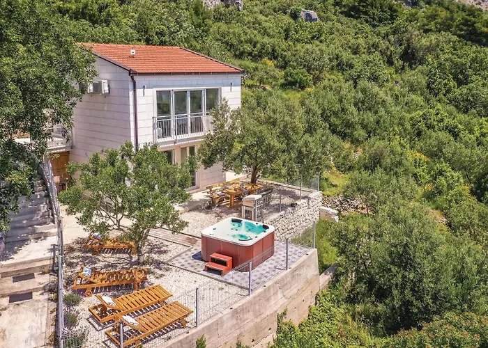 Two-Bedroom Holiday Home In Podgora