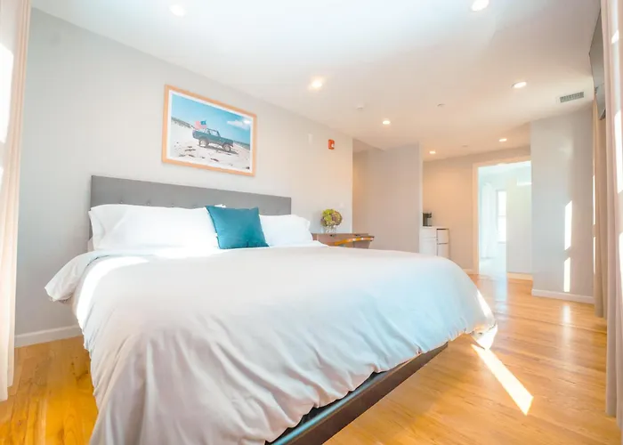 Hampton Bays Hotel On Main