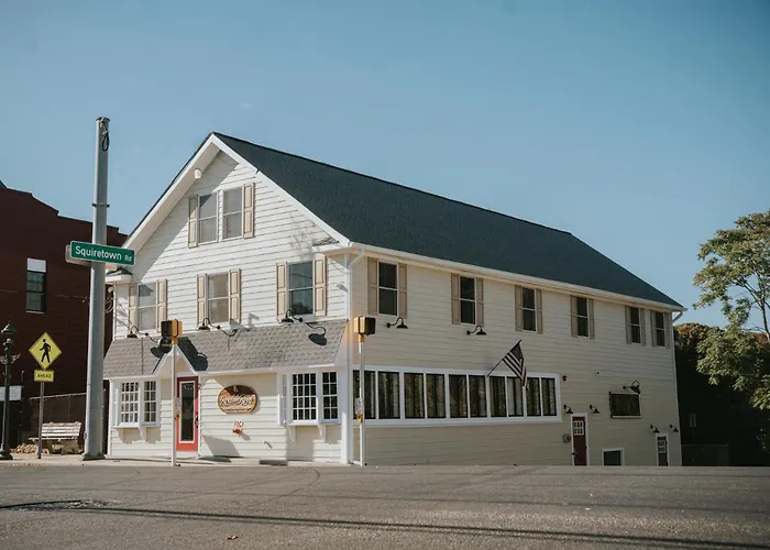Hampton Bays Hotel On Main