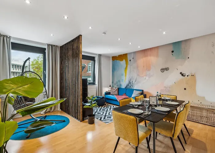 Maremar: City Design Apartment with Luxury Beds and Workspace