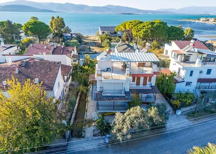 Villa With Garden In Urla, Torasan
