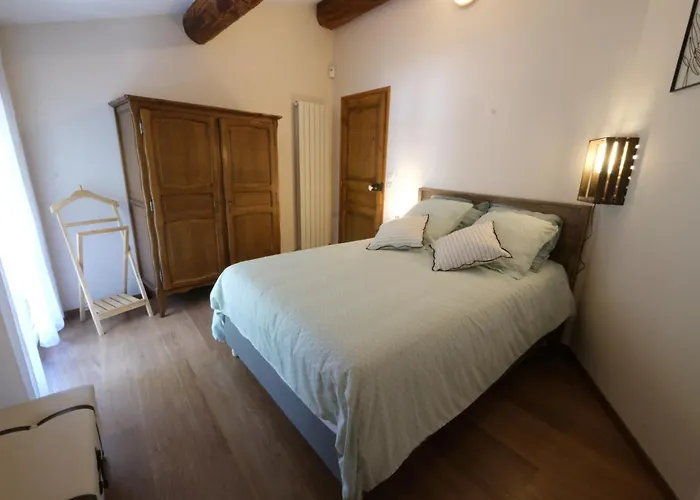 Provençal Mas: Countryside Retreat with Heated Pool