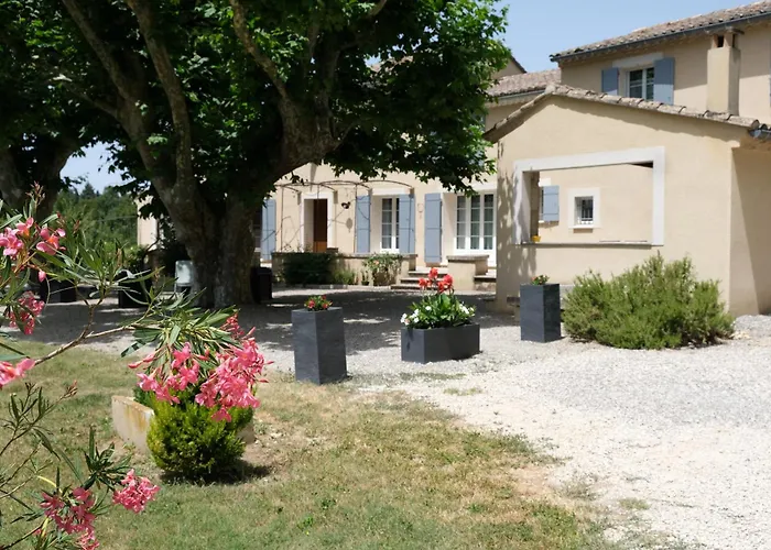 Provençal Mas: Countryside Retreat with Heated Pool