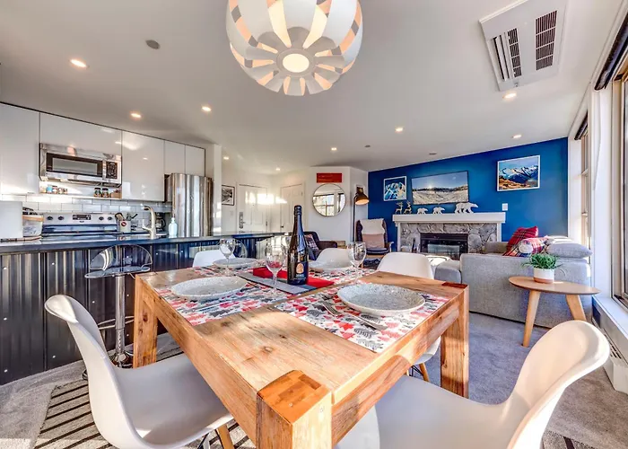 Ski-In Out Penthouse, Hot Tubs & Gondola Views
