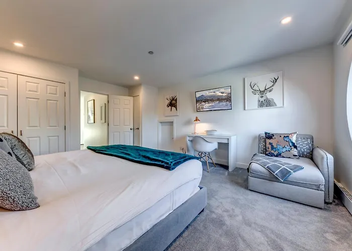 Ski-In Out Penthouse, Hot Tubs & Gondola Views