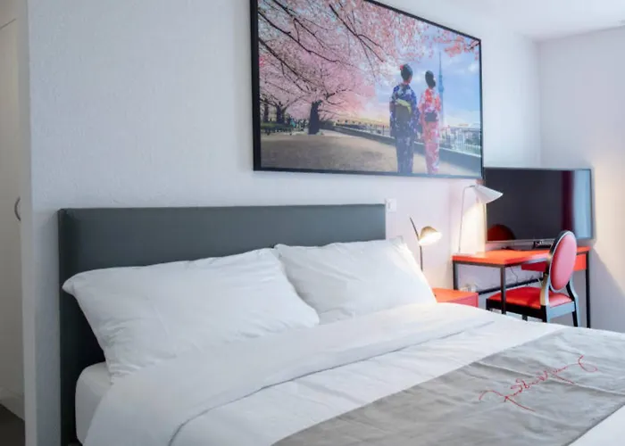 "The Freddie Mercury" Hotel
