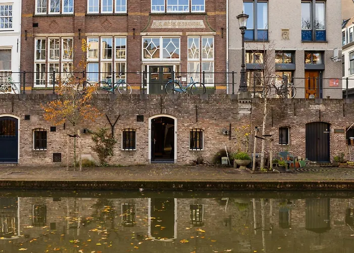 4P Unique Canal Apartment A Location In Utrecht